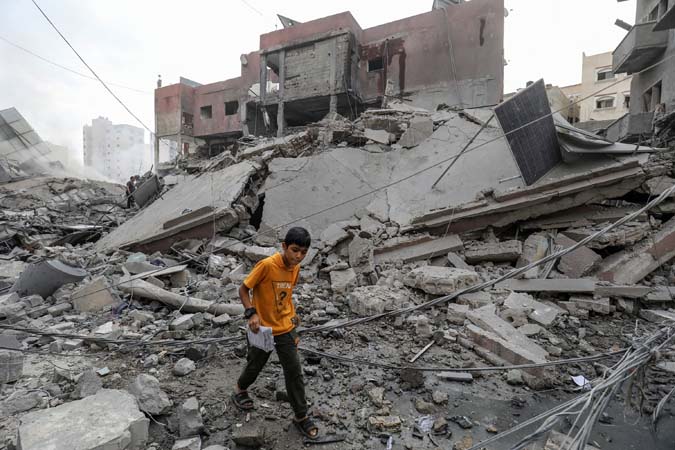 People,Search,The,Khan,Yunis,Municipality,Building,After,An,Israeli